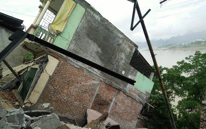 Cận cảnh hiện trường nhiều nhà nứt toác, đứt gãy trượt xuống sông Đà, dân phải di dời khẩn cấp