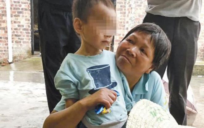 Bé 3 tuổi sống cạnh thi thể ông nội trong 5 ngày mà không ai biết