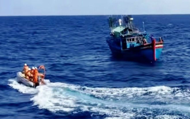 Một thuyền viên mất tích khi đang đánh cá trên biển