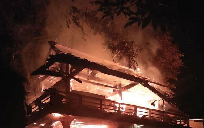 Căn nhà sàn bị thiêu rụi, bà ôm 2 cháu chạy thoát thân