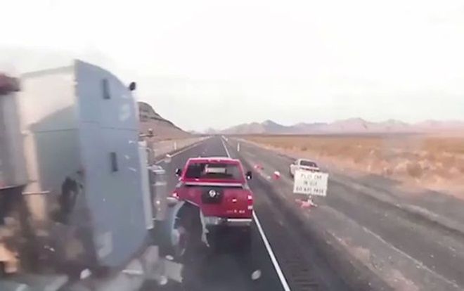 Tài xế ngủ gật tông hàng loạt xe đỗ bên đường cao tốc Mỹ khiến 2 người chết