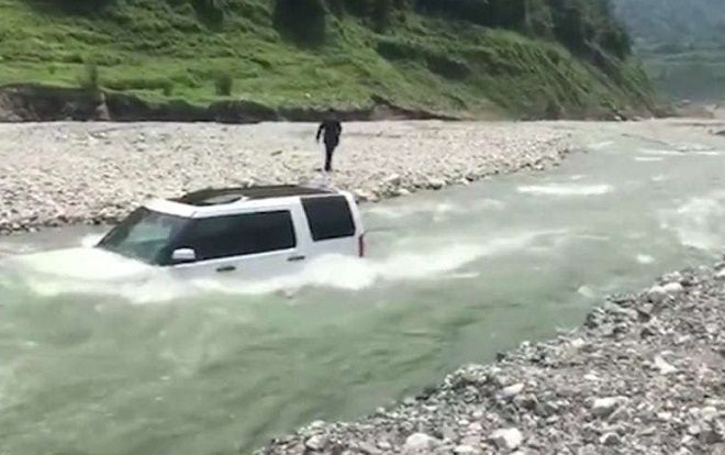 Tiếc 70 nghìn, người đàn ông đem xe 3 tỷ ra sông tự rửa để rồi gặp hạn