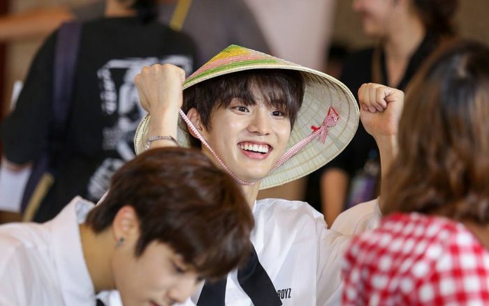 Đội nón lá truyền thống trong buổi fansign, The Boyz thật biết cách chiều chuộng fan Việt!