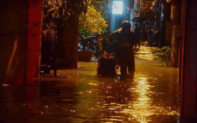 Mưa lớn đúng lúc tan sở, người Hà Nội đánh vật cả tiếng để di chuyển 5km từ cơ quan về nhà