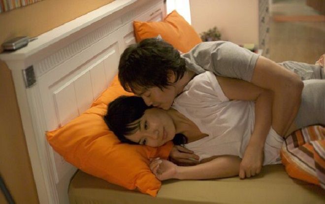 Về nhà ngoại ở cữ bị 'cấm vận', đôi vợ chồng trẻ bày trăm phương nghìn kế để yêu nhau, vừa hành sự vừa rình mẹ vợ