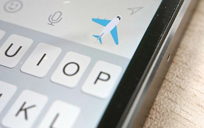 Hướng dẫn thả biểu tượng cảm xúc Máy bay trên Facebook
