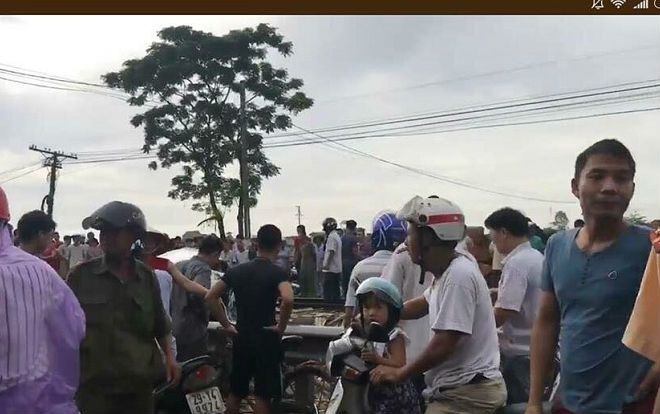 Ô tô con va chạm với tàu hỏa, 1 người tử vong, 3 người bị thương nặng