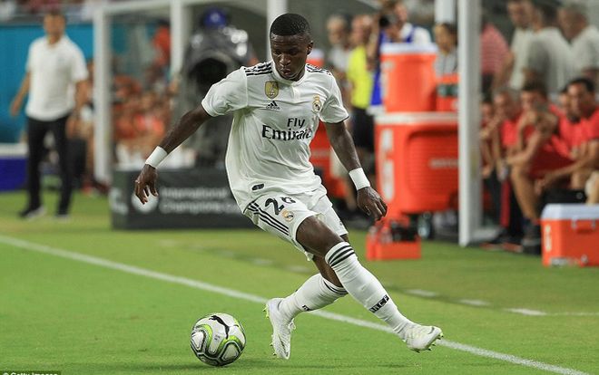 Neymar phải gọi đàn em bằng 'sư phụ' khi chứng kiến màn diễn kịch ăn vạ