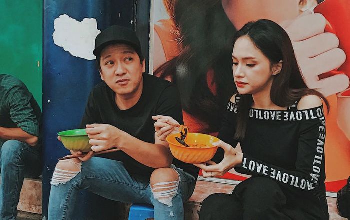 Đẳng cấp của sự giản dị thì phải như Hương Giang-Trường Giang, xỏ dép tổ ong, vắt chéo chân ăn canh bún