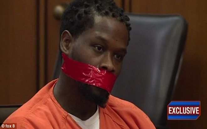 Tên cướp bị bịt miệng khi xét xử vì lắm mồm