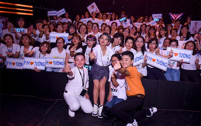 [Độc quyền] Vũ Cát Tường cùng fan đồng ca 'Come back home' tại hậu trường The Voice Kids 2018