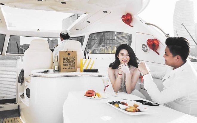 Hot girl Vân Navy hạnh phúc kỉ niệm 1 năm yêu nhau với bạn trai trên du thuyền giữa lúc tất bật chuẩn bị đám cưới