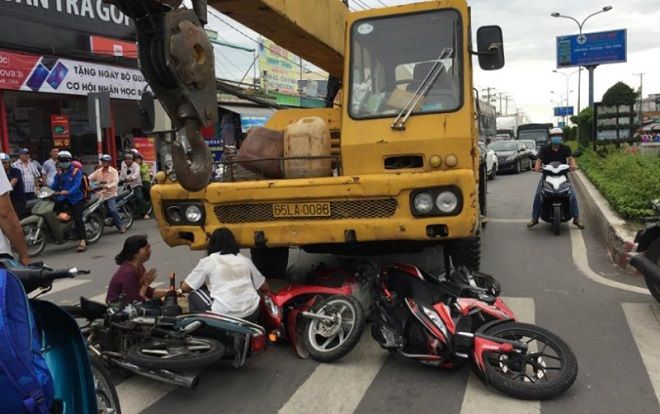 Xe cứu hộ tông 3 xe máy dừng chờ đèn xanh, bé trai 6 tuổi tử vong thương tâm