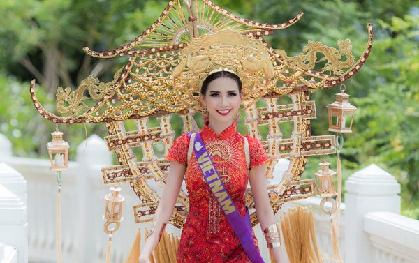 'Chùa Một Cột' 15 kg của Phan Thị Mơ khiến loạt trang phục dân tộc của dàn đối thủ lép vế