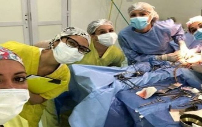 Chụp ảnh 'tự sướng' cạnh bệnh nhân nằm trên bàn mổ, nhóm bác sĩ bị đình chỉ