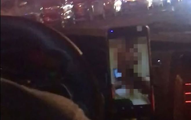 Tài xế taxi vô tư xem phim 'đen' khi đang chở khách