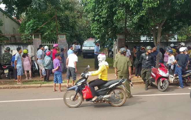 Vợ tá hỏa phát hiện chồng treo cổ tự tử trong phòng tắm ở nơi làm việc