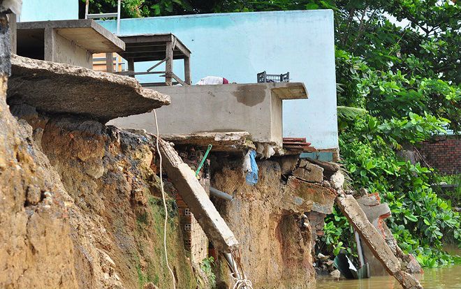 Hàng loạt căn nhà, khu chợ bị đổ ập xuống sông Đồng Nai
