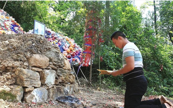 Đỗ đại học, chàng trai chạy ngay ra mộ để báo tin cho người bố đã khuất và câu chuyện phía sau khiến ai cũng cảm động