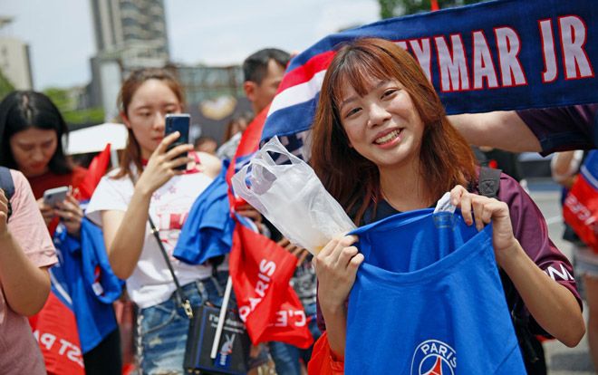 Sang Trung Quốc, Neymar được chào đón như người Hùng