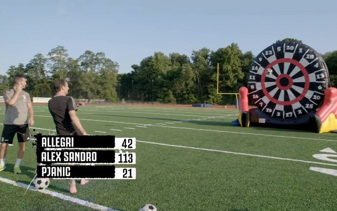 Clip: HLV và cầu thủ Juve thi nhau sút bóng vào bia phi tiêu