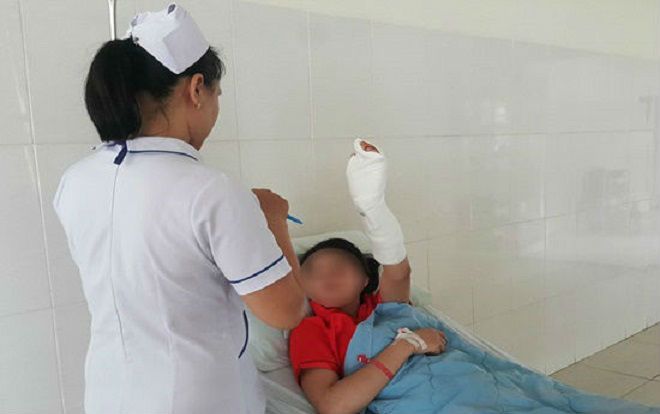 Vờ vào shop mua quần áo, đôi nam nữ khống chế đâm nhiều nhát vào người nhân viên