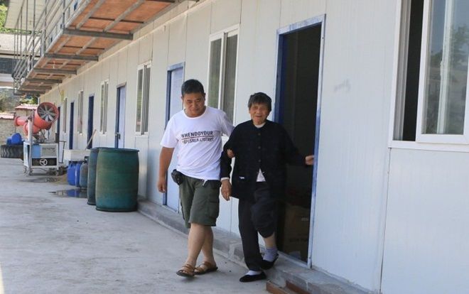 Người con có hiếu đưa mẹ già vượt 30 km mỗi ngày tới chỗ làm để tiện bề chăm sóc