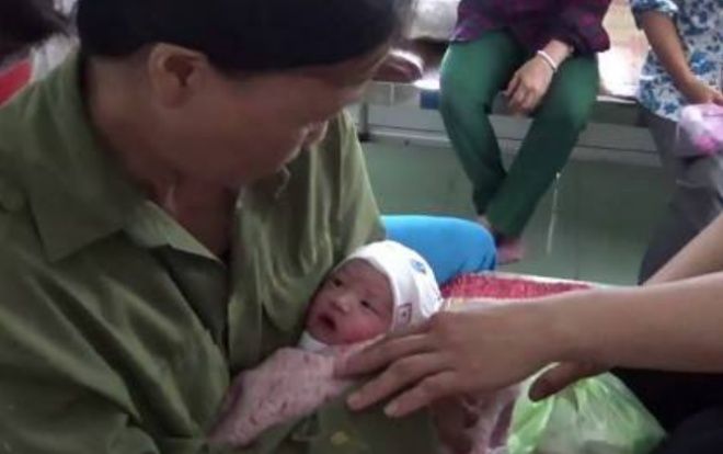 Phát hiện bé trai sơ sinh kháu khỉnh bị bỏ rơi trong túi nilon