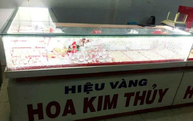 Nam thanh niên bịt mặt xông vào tiệm vàng đập bể tủ kính cướp tài sản