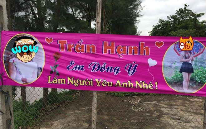Cư dân mạng thích thú với chàng trai mang băng rôn in hình bạn gái, biểu ngữ đến cổng nhà bạn gái để tỏ tình