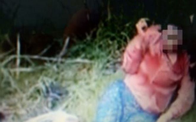 Chồng đạp xe đâm vợ giữa đường rồi uống thuốc sâu tự tử