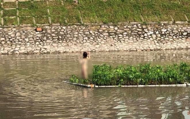 Cô gái mặc nội y hồn nhiên bơi sông Tô Lịch, leo lên bè gỗ trồng hoa tạo dáng chụp ảnh khiến nhiều người kinh ngạc