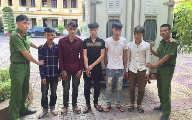 Mâu thuẫn từ trước, 6 đối tượng cầm hung khí đuổi đánh đối thủ ngay trong đám cưới