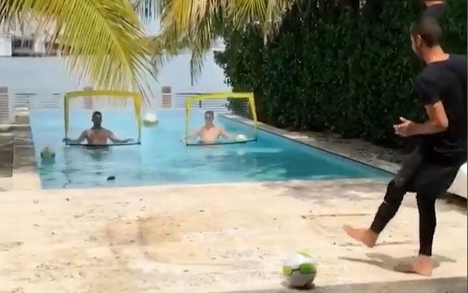 Clip: ‘Hội trai đẹp’ trổ tài đá bóng khiến chị em phát mê