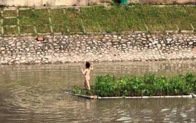 Cô gái mặc nội y hồn nhiên bơi sông Tô Lịch rồi leo lên bè gỗ tạo dáng vẫn chưa tỉnh táo