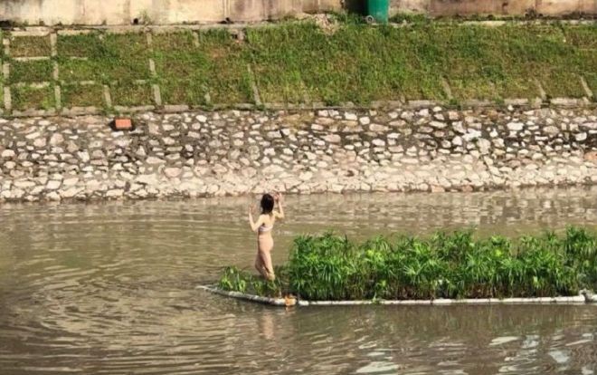 Cô gái mặc nội y hồn nhiên bơi sông Tô Lịch rồi leo lên bè gỗ tạo dáng do… 'bức xúc về chuyện tình cảm'