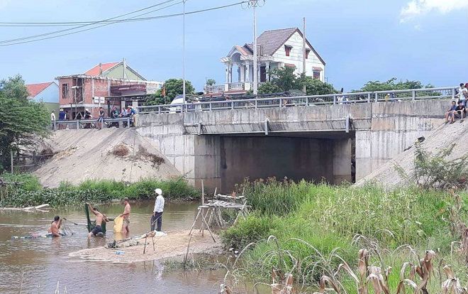 Tìm thấy thi thể bé trai 2 tuổi nổi trên mặt suối gần nhà ông bà ngoại