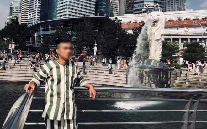 Thanh niên mặc đồ kẻ sọc giống quần áo phạm nhân check-in ở Singapore khiến dân mạng thảng thốt