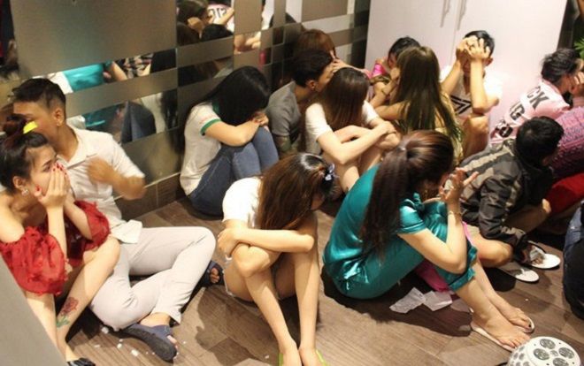 Ập vào căn hộ ở Sài Gòn, phát hiện hàng chục 'dân chơi' say sưa bên tiệc ma túy