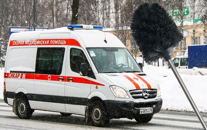 Cọ toilet xuyên thẳng hốc mắt khiến người đàn ông tử vong