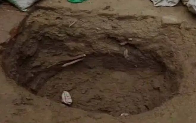 Nghe lời thầy bói, bố mẹ bóp cổ con tới chết rồi chôn xác dưới sàn nhà