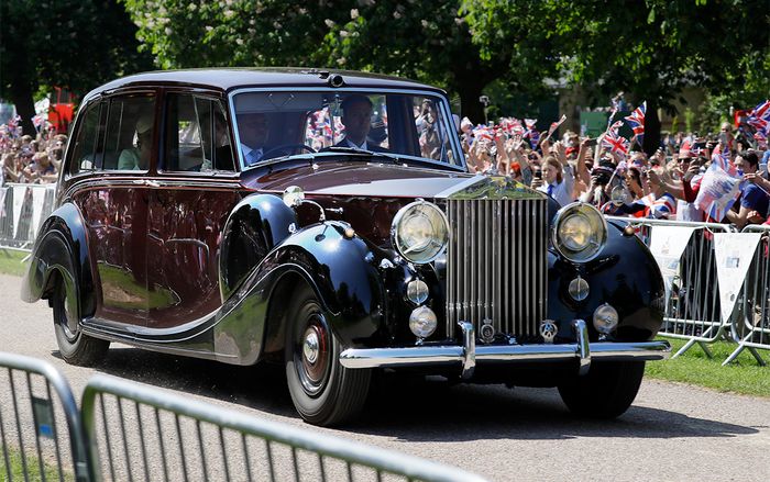 Hoàng gia Anh rao bán bộ sưu tập xe Rolls-Royce khủng