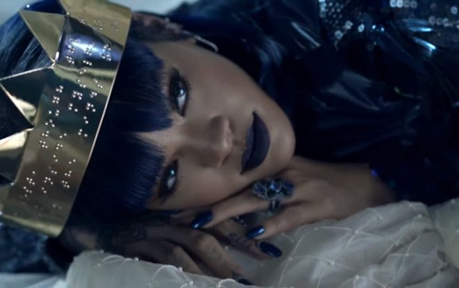 Ai từng dè bỉu 'beauty blogger' Rihanna lơ là làm nhạc thì chuẩn bị nhận một lúc… 2 album từ cô nàng nhé!