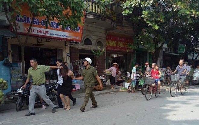 Người phụ nữ nghi 'ngáo đá' ra giữa đường chặn xe gây rối