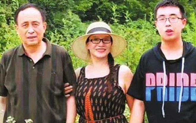 10 năm đến lớp cùng con, bà mẹ giúp con trai tự kỷ vào đại học