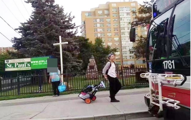 Khán giả sốc nặng khi con gái Thành Long phải nhặt rác kiếm sống ở Canada