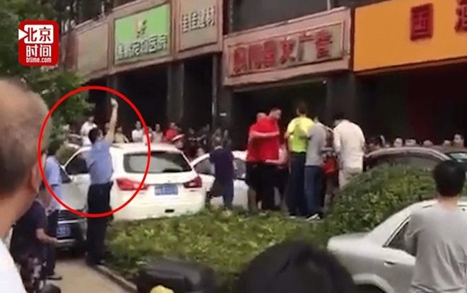 Dân Trung Quốc tranh nhau mua rượu giảm giá, cảnh sát buộc nổ súng