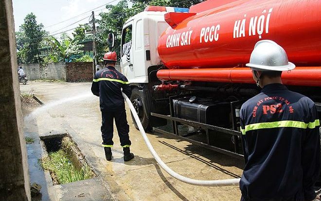 Dùng xe cứu hỏa phun nước vệ sinh sau lũ giúp dân Chương Mỹ