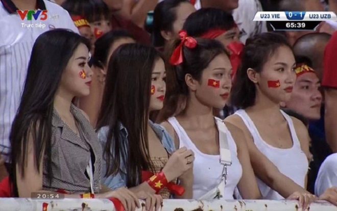 Bị 'ném đá' cố tình gây sự chú ý khi đi cổ vũ đội Olympic Việt Nam, dàn hot girl World Cup phản pháo