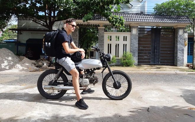 Chàng trai Pháp mất đôi giày 500 USD khi ăn trưa tại một hostel ở Sài Gòn, đăng clip từ camera an ninh nhờ cộng đồng tìm kẻ trộm